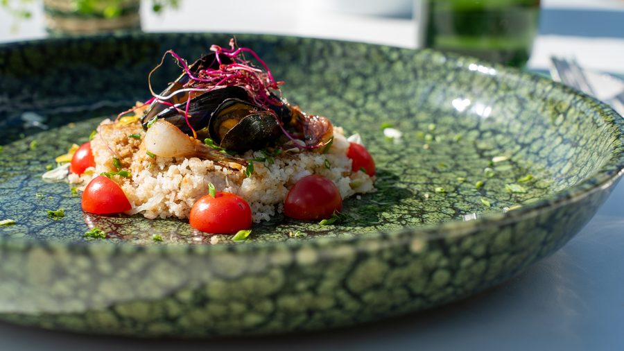 Fonio with mussels and tomatoes